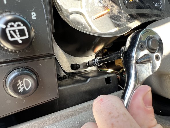 2004 GMC Yukon Instrument Cluster Replacement: crwdns2935265:09crwdnd2935265:03crwdnd2935265:03crwdne2935265:0