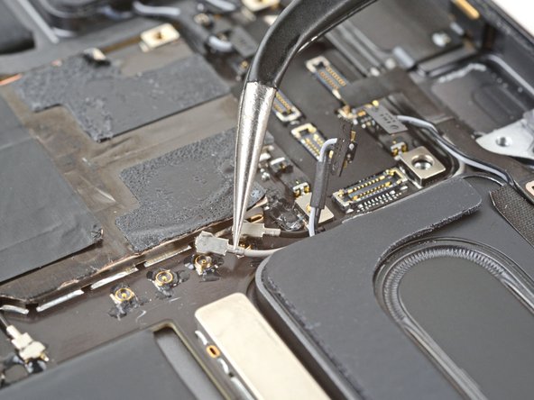 iPad Pro 11" 3rd Gen Battery Replacement, Disconnect the top left antenna cables: crwdns2935265:068crwdnd2935265:03crwdnd2935265:03crwdne2935265:0