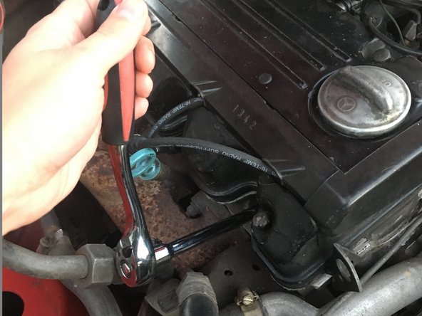 Replacing Spark Plugs on Mercedes Benz W123: crwdns2935265:03crwdnd2935265:02crwdnd2935265:02crwdne2935265:0