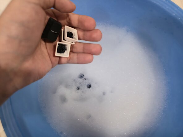 Refurbishing Computer Keyboard, Put the keycaps in the bowl: adım 4, 1 resimden 1.