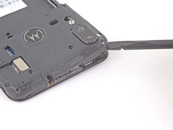 Motorola Moto E6 Plus Motherboard Replacement, Pry up the motherboard cover: crwdns2935265:014crwdnd2935265:02crwdnd2935265:02crwdne2935265:0