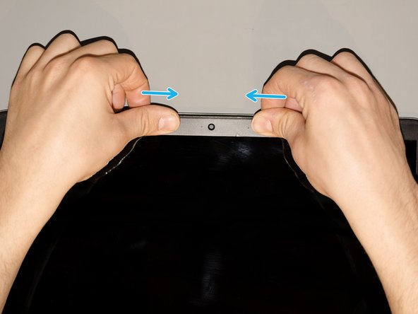 Upgrade the display panel and replace the display cable, Reassemble the display bezel: stap 0, afbeelding 3 van 3