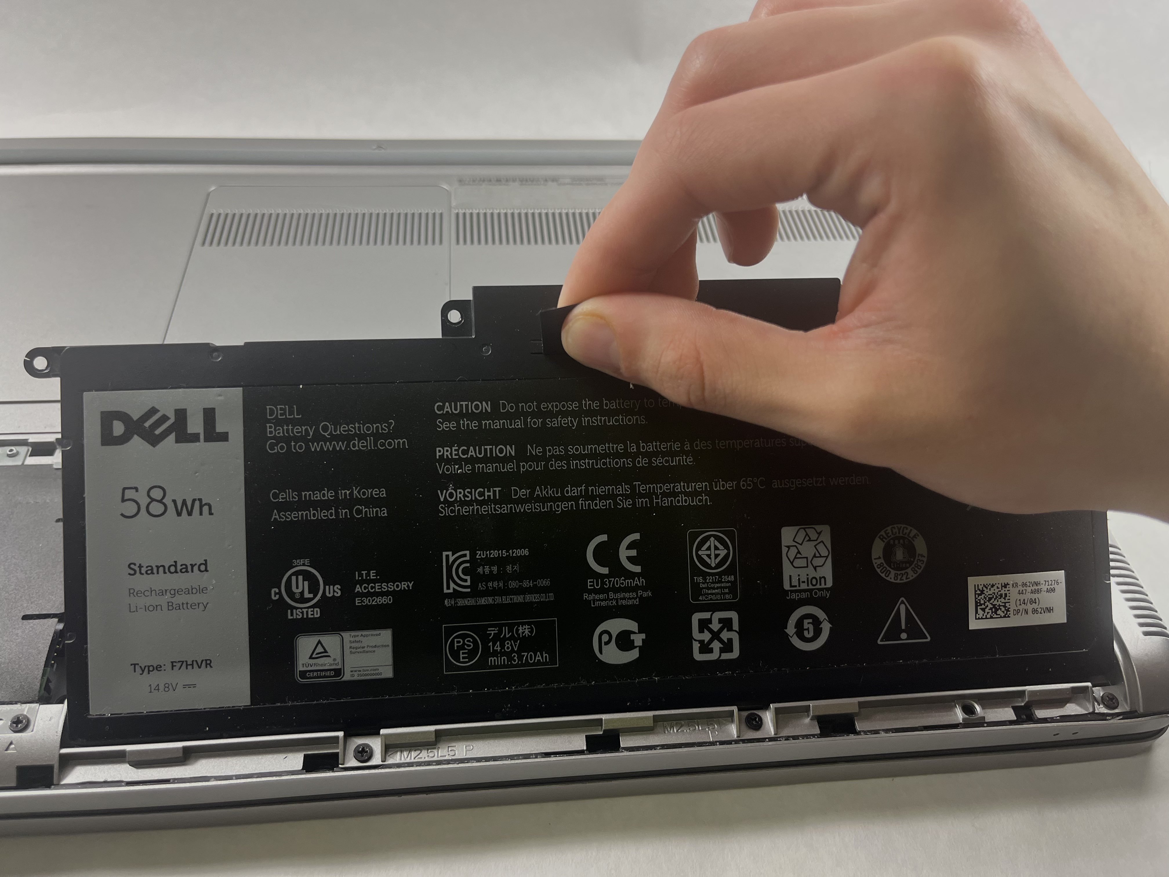 Dell Inspiron 17-7737 Battery Replacement - iFixit Repair Guide