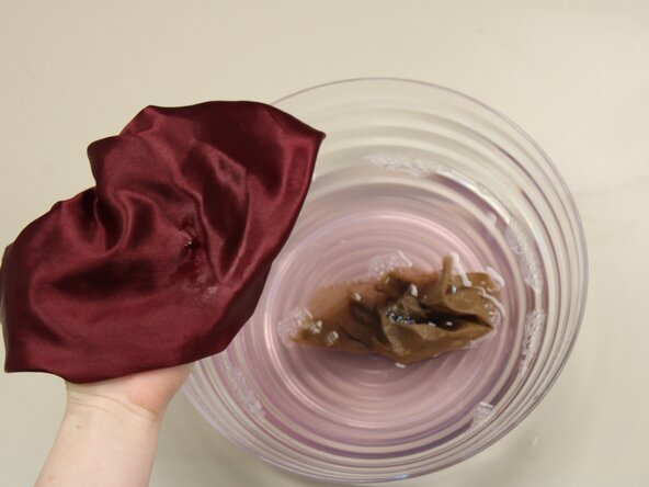 How to Remove a Blood Stain from Satin: crwdns2935265:05crwdnd2935265:02crwdnd2935265:02crwdne2935265:0