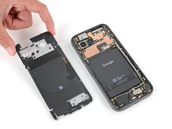 Google Pixel 9a Logic Board Replacement, Remove the wireless charging assembly: passo 14, immagine 2 di 2