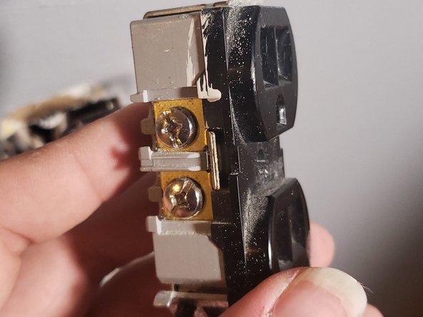 Electrical Outlet/Receptacle Replacement: crwdns2935265:012crwdnd2935265:02crwdnd2935265:02crwdne2935265:0