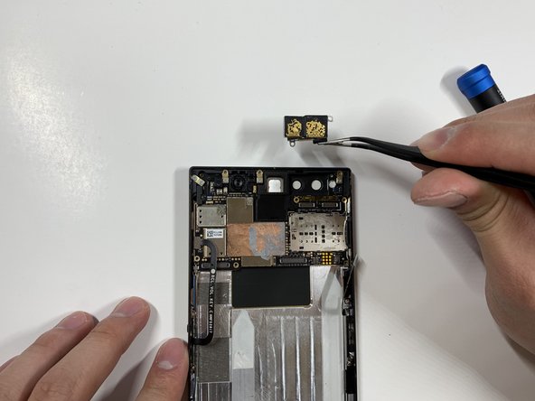 Razer Phone Motherboard Replacement: adım 18, 3 resimden 2.