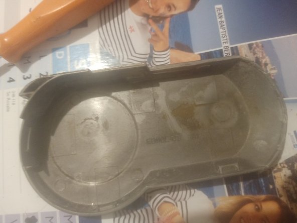 Jimmy jv85 main brush teardown, Remove the side carters and top screws: crwdns2935265:01crwdnd2935265:03crwdnd2935265:03crwdne2935265:0