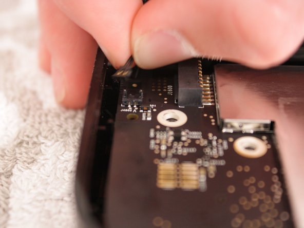 Apple TV 3rd Generation Disassembly, Unfasten the cables: crwdns2935265:03crwdnd2935265:02crwdnd2935265:03crwdne2935265:0