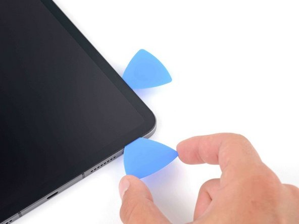 iPad Pro 11" 4th Gen Screen Replacement, Separate the Bottom Edge Adhesive: crwdns2935265:010crwdnd2935265:02crwdnd2935265:02crwdne2935265:0