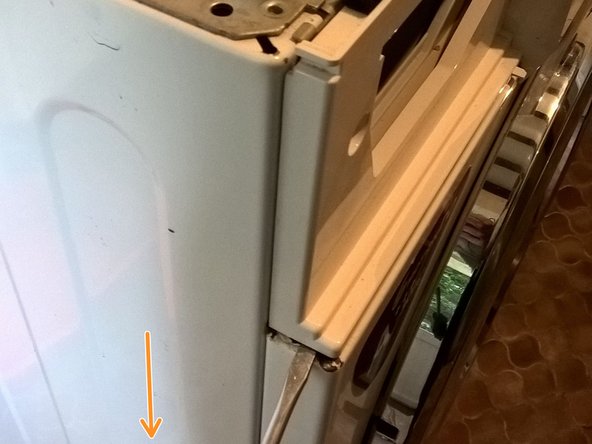Remplacer la pompe de vidange d'un lave-linge LG F84G62WHS, Déclipser le panneau de commande: étape 4, image 2 de 3