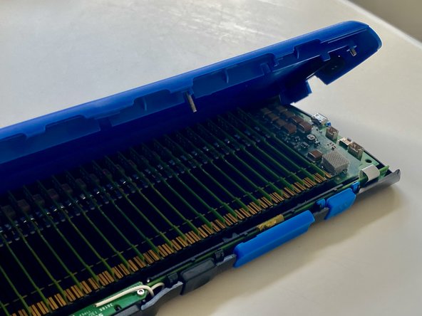 Freedom Scientific Focus Blue 4th Gen Disassembly, Remove Back Plate: crwdns2935265:02crwdnd2935265:03crwdnd2935265:03crwdne2935265:0