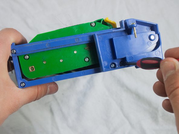 iRobot Roomba 551 Main Brush Motor Replacement, Main Brush Motor: crwdns2935265:010crwdnd2935265:02crwdnd2935265:03crwdne2935265:0