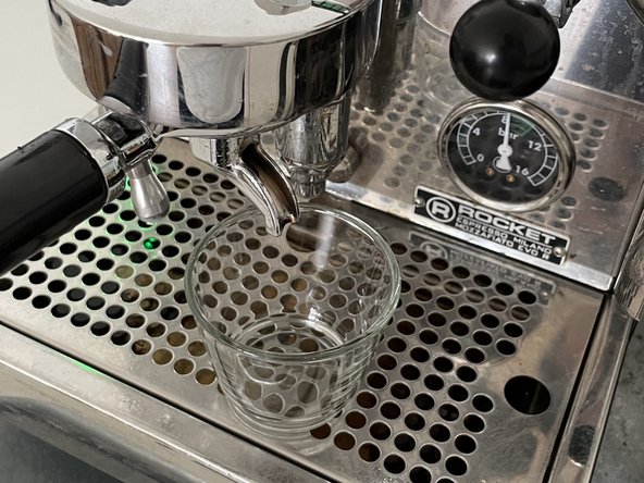 How to make real espresso, Inserting the portafilter and brewing: adım 4, 3 resimden 2.
