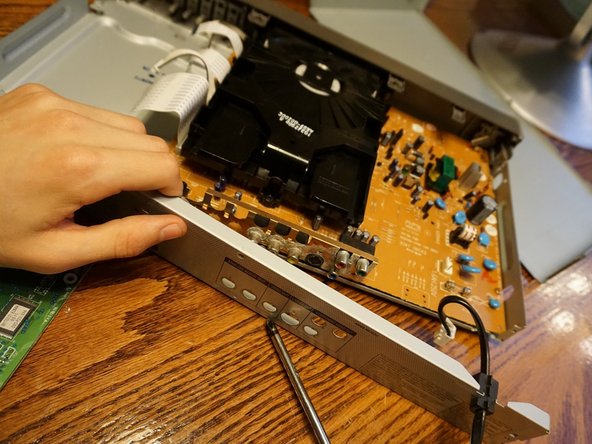 Samsung DVD-P231 DVD Player Progressive Scan Digital Video Teardown: step 10, image 3 of 3