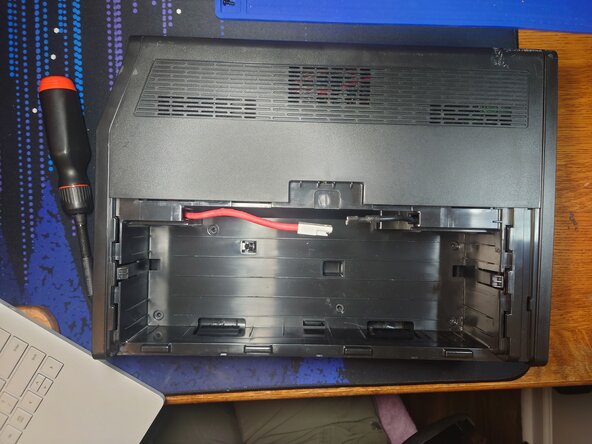 APC Back-UPS Pro 1000 S Teardown, Remove Battery: crwdns2935265:03crwdnd2935265:03crwdnd2935265:03crwdne2935265:0