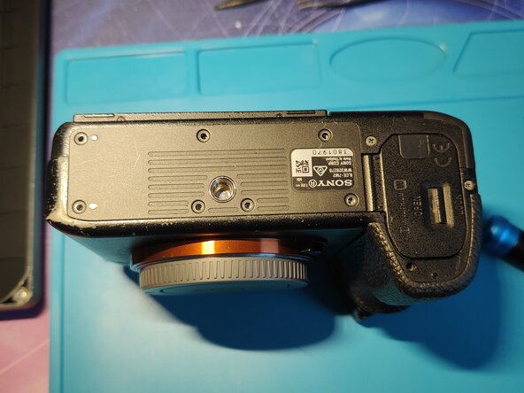 Sony A7 II Top Flex Cable replacement, Removing the bottom plate: crwdns2935265:03crwdnd2935265:02crwdnd2935265:03crwdne2935265:0