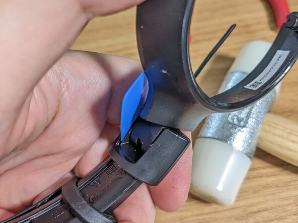 JBL Tune 510BT Ear cup holder replacement, Remove the earpiece connection cover: crwdns2935265:00crwdnd2935265:01crwdnd2935265:02crwdne2935265:0