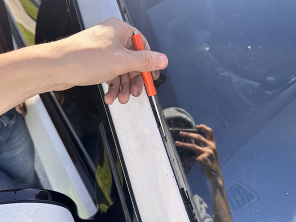 2010 BMW 335i Coupe Windshield Seal Replacement: crwdns2935265:04crwdnd2935265:02crwdnd2935265:03crwdne2935265:0