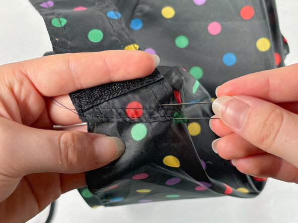 How to Reattach an Umbrella Strap: passo 11, immagine 2 di 2