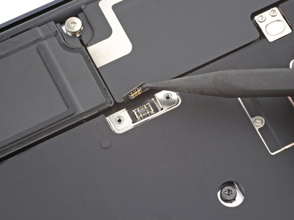 MacBook Air 15" 2023 Battery Replacement, Disconnect the right speaker: crwdns2935265:014crwdnd2935265:03crwdnd2935265:03crwdne2935265:0