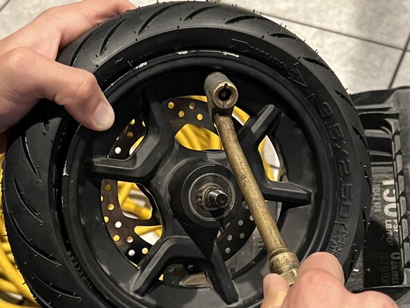 NIU KQi3 Pro Electric Scooter Front Tire Replacement: crwdns2935265:012crwdnd2935265:02crwdnd2935265:02crwdne2935265:0