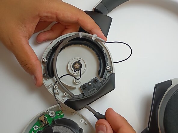 Alienware AW510H Audio Port Replacement: step 8, image 1 of 3