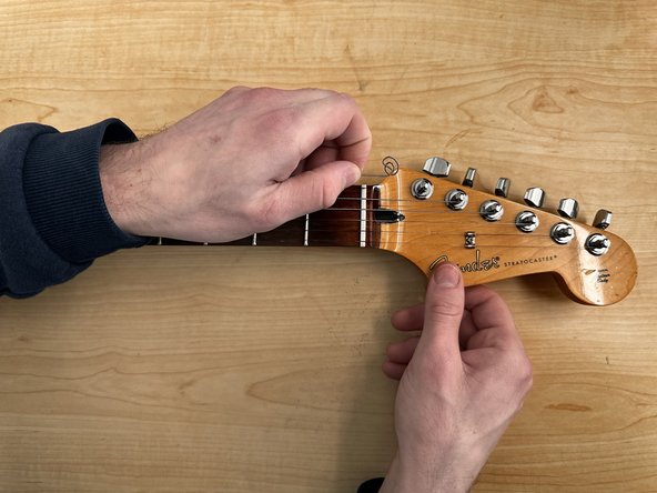 Fender Stratocaster Volume Potentiometer Replacement, Fender Stratocaster Volume Potentiometer: passo 1, immagine 3 di 3