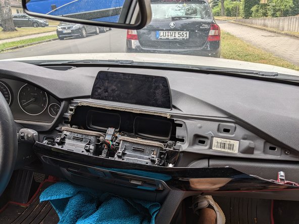 BMW F31 2015 Display Replacement, Display: step 1, image 1 of 1