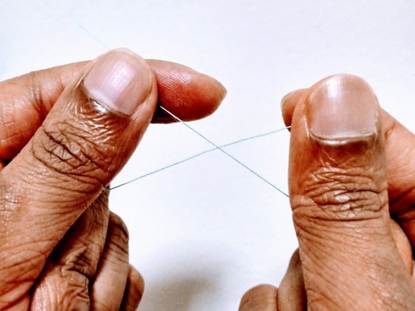 Come riparare un piccolo buco nei vestiti: passo 4, immagine 2 di 3