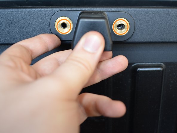 Tonneau Trifold Bed Cover Retention Pin Replacement: crwdns2935265:03crwdnd2935265:03crwdnd2935265:03crwdne2935265:0