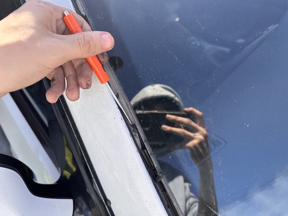 2010 BMW 335i Coupe Windshield Seal Replacement: crwdns2935265:04crwdnd2935265:03crwdnd2935265:03crwdne2935265:0