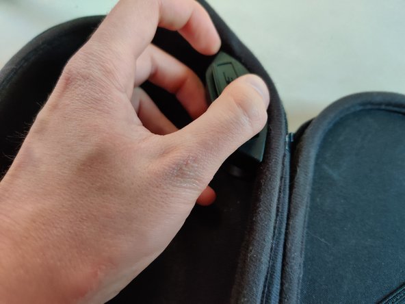 Bose QuietComfort 35 Case Zipper Replacement, Dealing with the airplane jack: crwdns2935265:010crwdnd2935265:02crwdnd2935265:03crwdne2935265:0