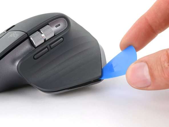 Logitech MX Master 3S Battery Replacement, Release the left clips: crwdns2935265:06crwdnd2935265:02crwdnd2935265:03crwdne2935265:0