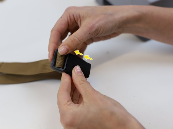 How to Replace a "Strap Keeper" in a Backpack, Insert the "strap keeper": crwdns2935265:06crwdnd2935265:02crwdnd2935265:03crwdne2935265:0