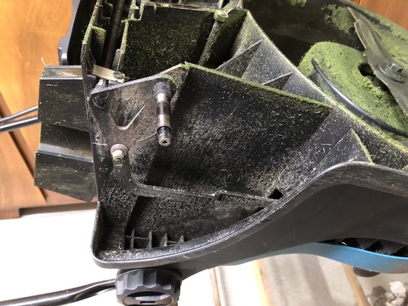 Makita DLM431 Lawn Mower Rear Axle Replacement, Unscrew wheels: crwdns2935265:03crwdnd2935265:03crwdnd2935265:03crwdne2935265:0