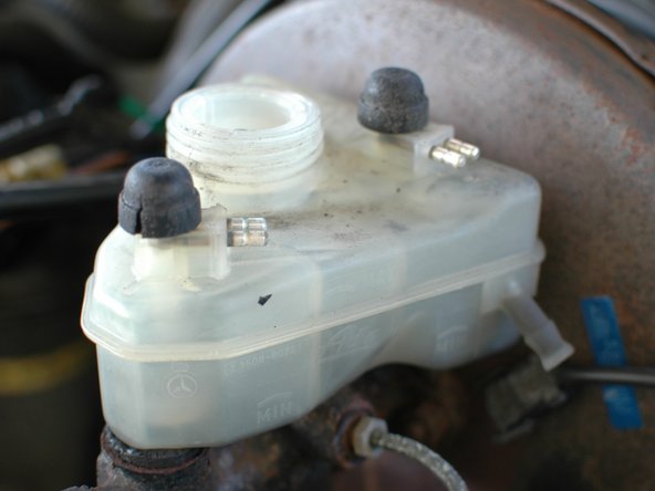 Mercedes W123 Brake Reservoir Rubber Seals Replacement: crwdns2935265:03crwdnd2935265:02crwdnd2935265:02crwdne2935265:0