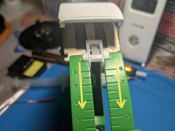 Razer Kraken (Kraken TE) Headband Replacement, Remove the right ear cup: crwdns2935265:010crwdnd2935265:03crwdnd2935265:03crwdne2935265:0