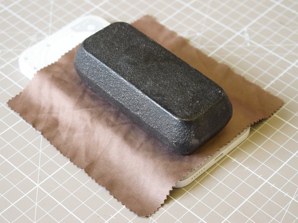 Nothing Phone (2a) Battery Replacement, Apply weight and leave to set: crwdns2935265:040crwdnd2935265:02crwdnd2935265:02crwdne2935265:0