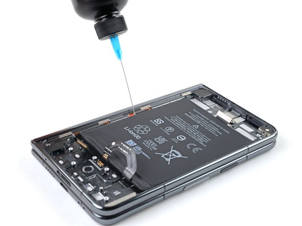 Google Pixel Fold Inner Screen Assembly Replacement, Apply isopropyl alcohol: crwdns2935265:0120crwdnd2935265:02crwdnd2935265:03crwdne2935265:0