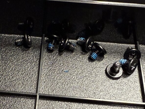 HP ZBook STUDIO X360 G5 Battery Replacement, Remove Battery-Mount Screws: crwdns2935265:02crwdnd2935265:02crwdnd2935265:02crwdne2935265:0