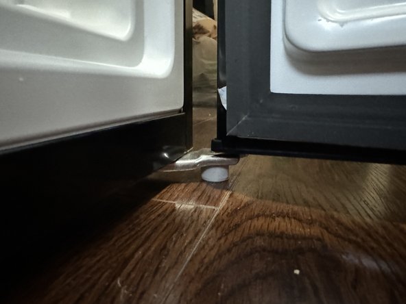 Midea MRU03M2ABB Upright Freezer Door Replacement: crwdns2935265:07crwdnd2935265:03crwdnd2935265:03crwdne2935265:0