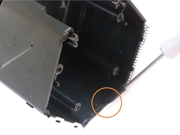 Sound BlasterAxx AXX 200 Teardown, Removing metal grille: crwdns2935265:019crwdnd2935265:02crwdnd2935265:03crwdne2935265:0