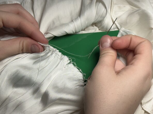 How to Repair a Rip in a Gathered Skirt: étape 3, image 2 de 3