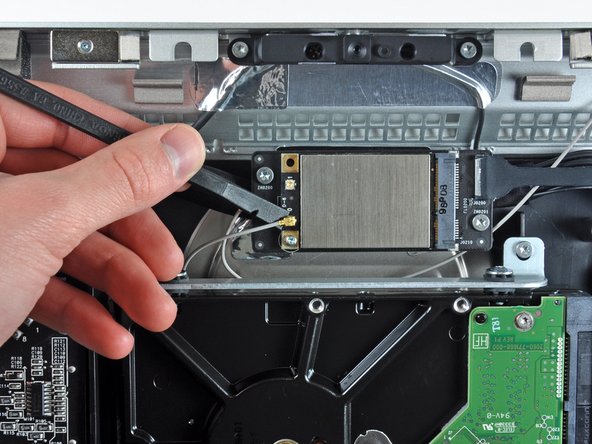 iMac Intel 21.5" EMC 2308 AirPort Card Replacement, AirPort Card: adım 10, 2 resimden 2.