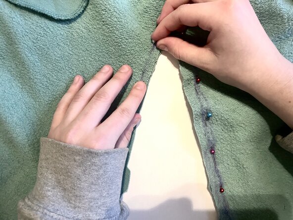 Transforming High-Rise Pants into Low-Rise Style by Hand: crwdns2935265:04crwdnd2935265:02crwdnd2935265:02crwdne2935265:0