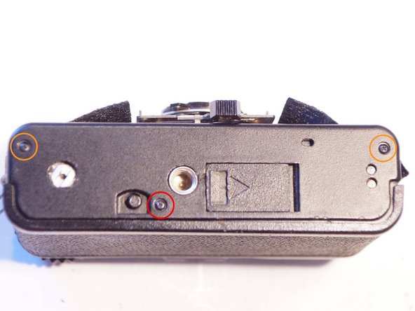 Lomo LC-A: blockierte Blende / offenen Verschluss reparieren, Boden abnehmen: Schritt 9, Bild 1 von 2