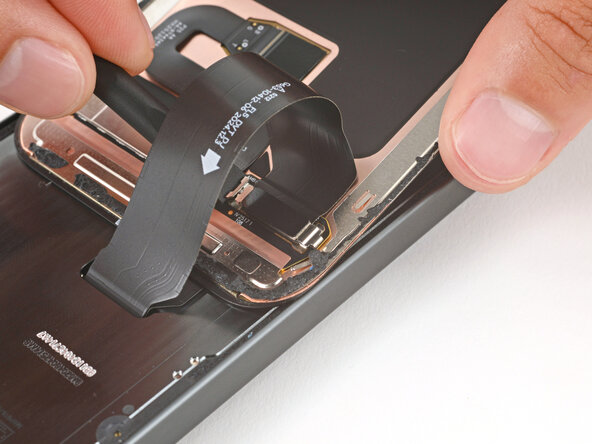 Google Pixel 10 Screen Replacement, Remove the screen cable bracket: crwdns2935265:09crwdnd2935265:02crwdnd2935265:03crwdne2935265:0
