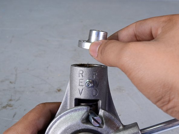 Electric Eel Top Feeder Assembly Replacement: crwdns2935265:014crwdnd2935265:02crwdnd2935265:02crwdne2935265:0