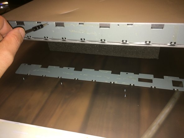 Apple Cinema HD Display 30" Teardown, Extraction du sous panneau latéral gauche: crwdns2935265:08crwdnd2935265:02crwdnd2935265:03crwdne2935265:0